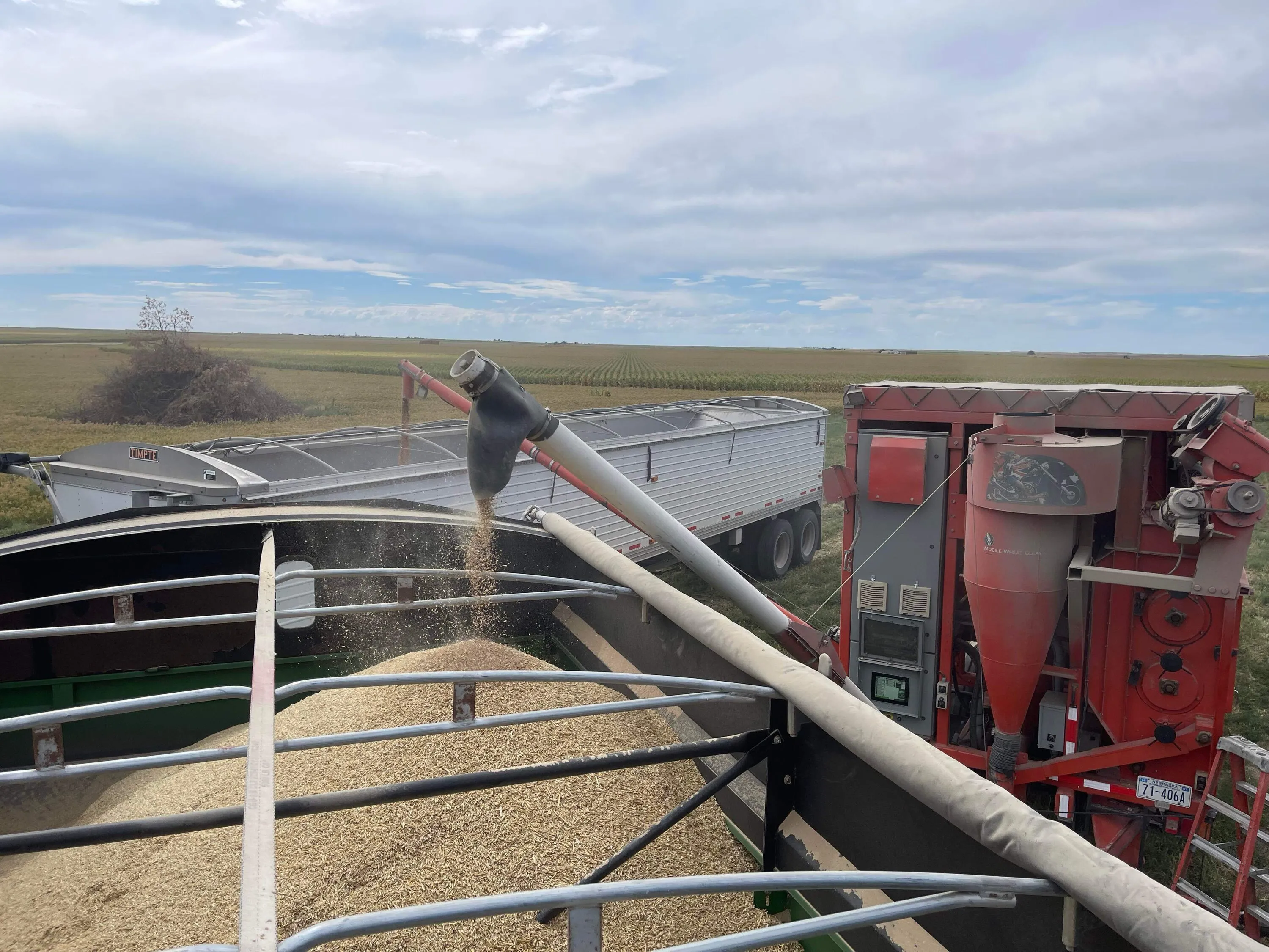 Gallery Image: Golden Waves llc Mobile Grain Cleaning